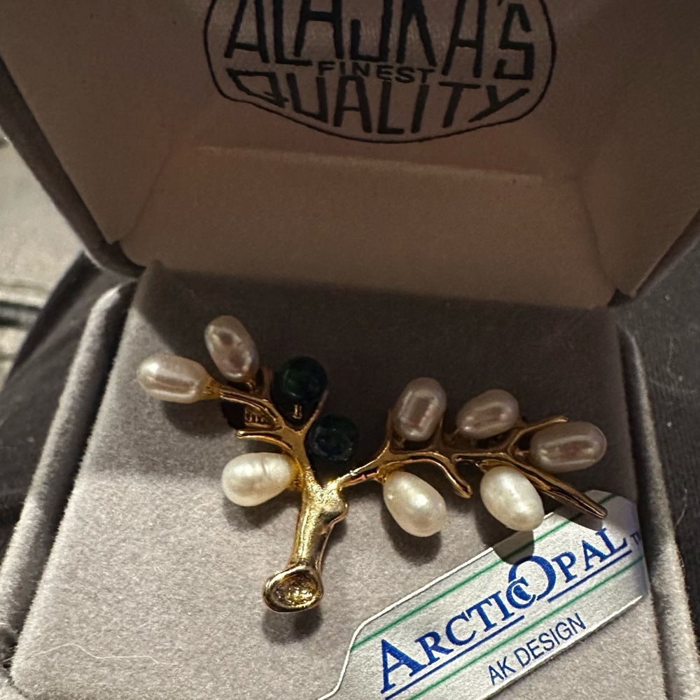 Artic Opal AK Design Brooch with Pearls and Opal accents - Picture 2 of 2